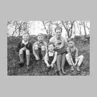 011-0275 Marie-Erika von Frantzius 1944 mit ihren Kindern.jpg